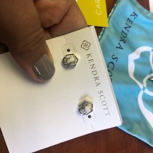 Kendra Scott Earrings. Beautiful veining.